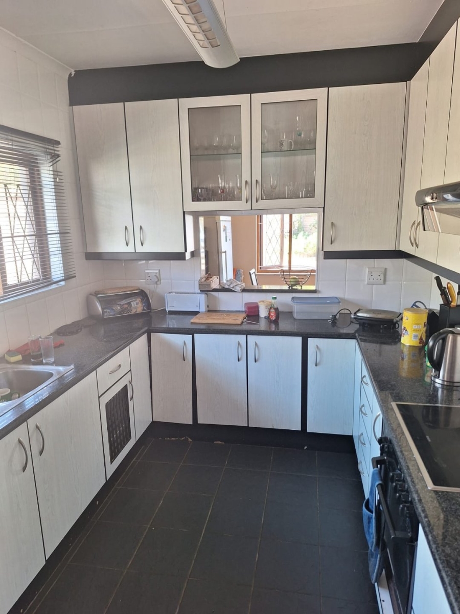 6 Bedroom Property for Sale in Gonubie Eastern Cape